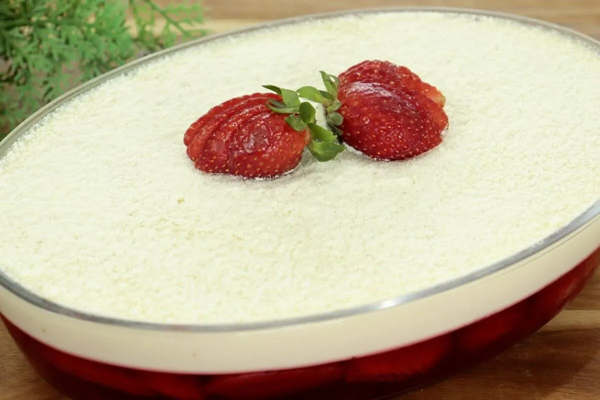 Sobremesa de ninho com morango, que é rápida e econômica, além de cremosa e deliciosa