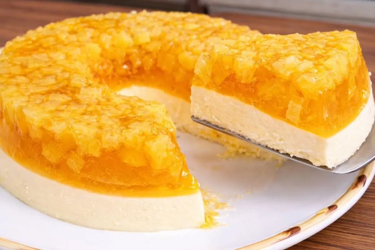 Sobremesa gelada de abacaxi que derrete na boca e é perfeita para refrescar os dias de calor