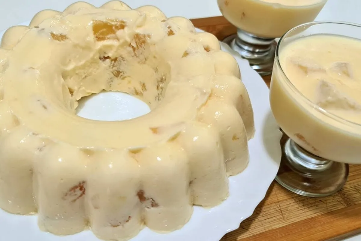 Sobremesa gelada de abacaxi que leva pedacinhos da fruta, um doce irresistível