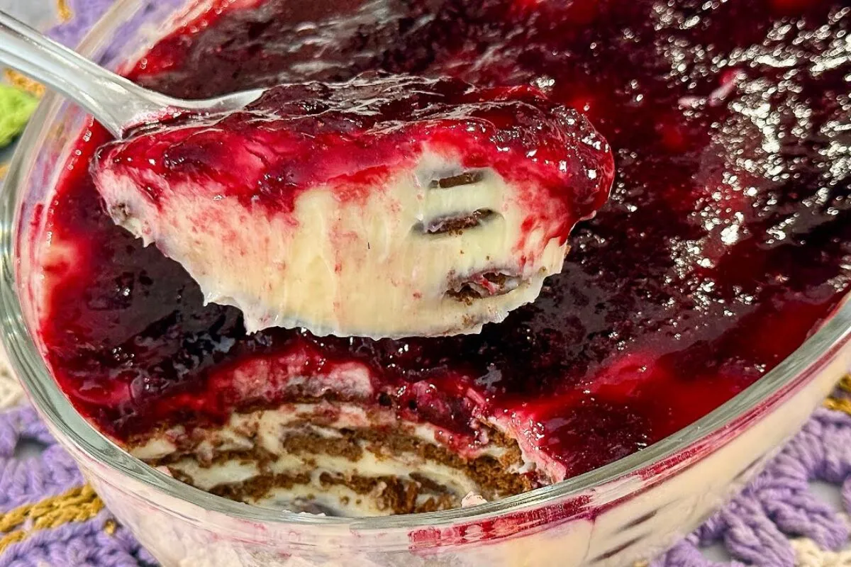 Sobremesa gelada de ninho com morangos, que fica com um visual incrível e um sabor divino