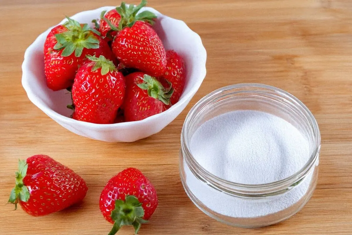 Sobremesa low carb: misture morango com gelatina para ter um doce proteico e saudável