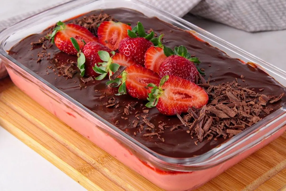 Sobremesa sensação, uma maravilha na travessa que combina chocolate com morango de forma perfeita