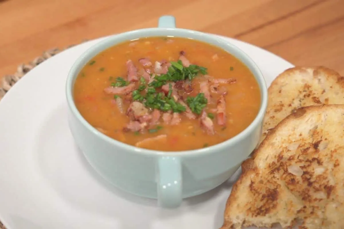 Sopa cremosa de mandioca que leva bacon e fica muito suculenta e saborosa