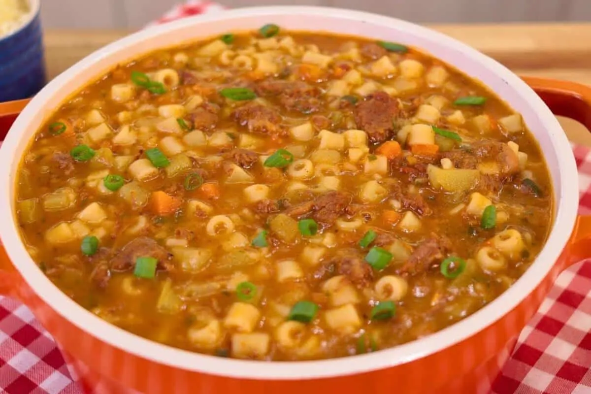 Sopa de carne com legumes: quando o frio chega essa é a mais pedida aqui em casa