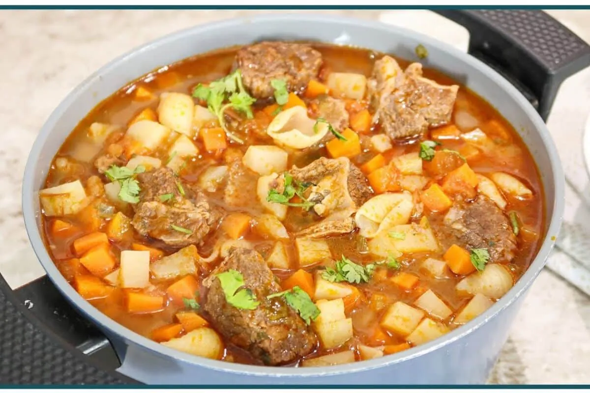 Sopa de carne, uma receita super fácil e nutritiva que fica muito saborosa e é perfeita para o jantar
