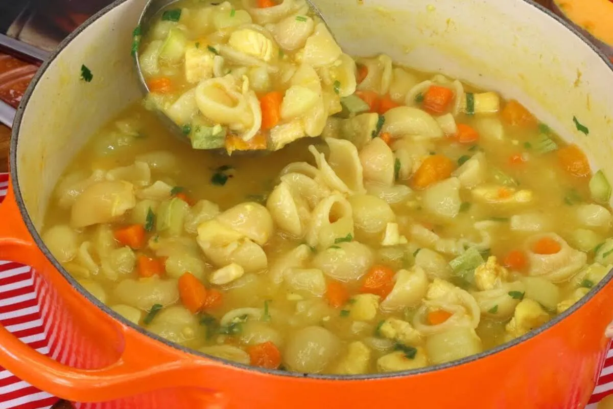 Sopa de frango com legumes: uma das receitas mais pedidas aqui em casa no inverno