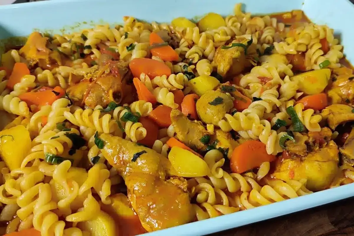 Sopa de macarrão com frango da vovó: fica pronta rapidinho e é uma delícia