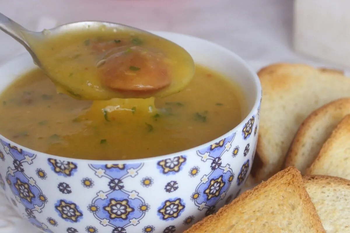 Sopa de mandioca com calabresa, cremosa e perfeita para aquecer suas noites com muito sabor