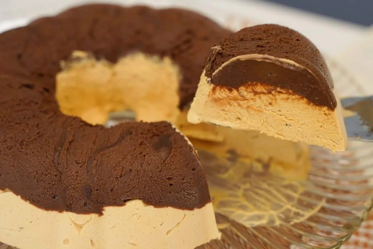 Sorvetão de doce de leite com chocolate, uma sobremesa deliciosa e muito refrescante