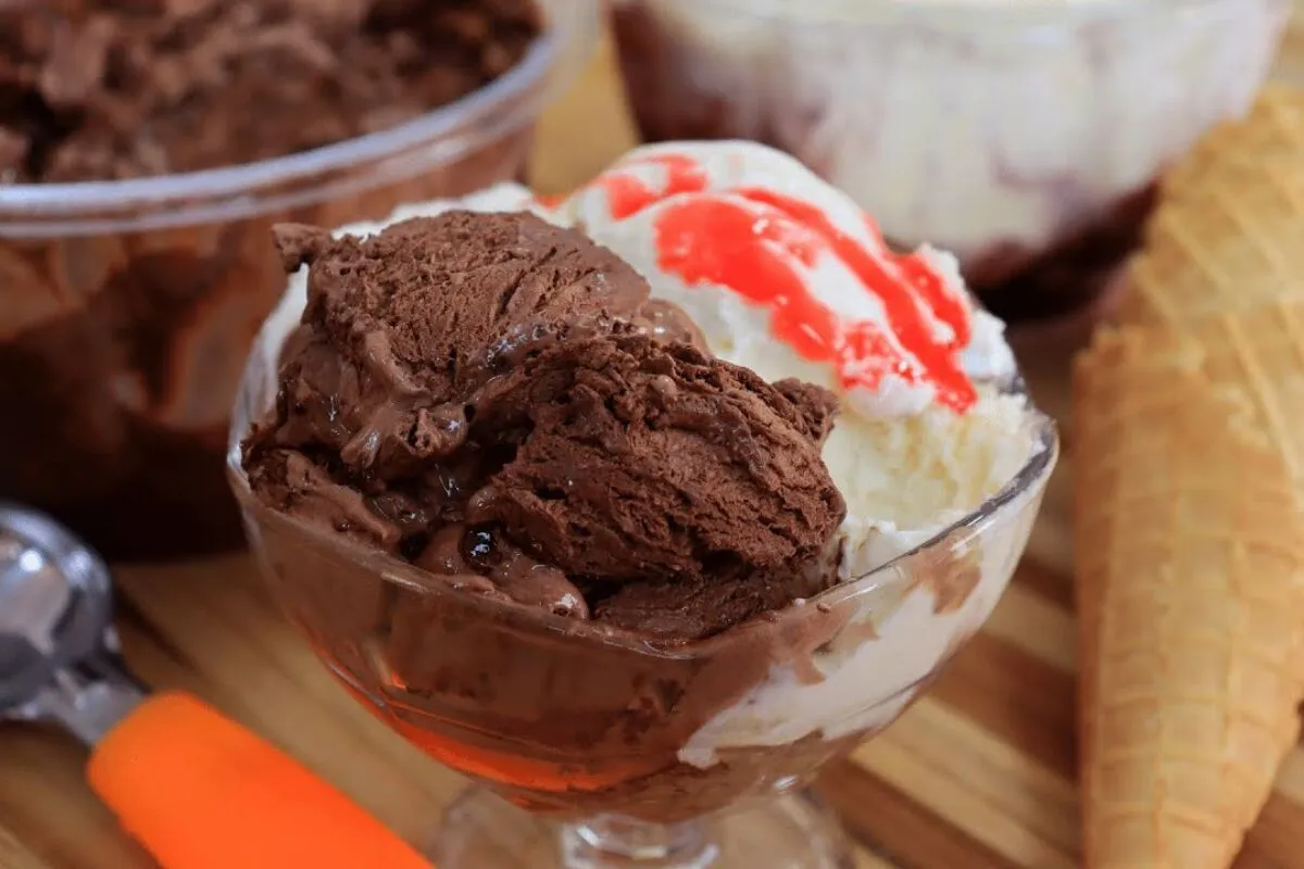 Sorvete caseiro de chocolate e leite ninho fácil e cremoso para fazer em casa