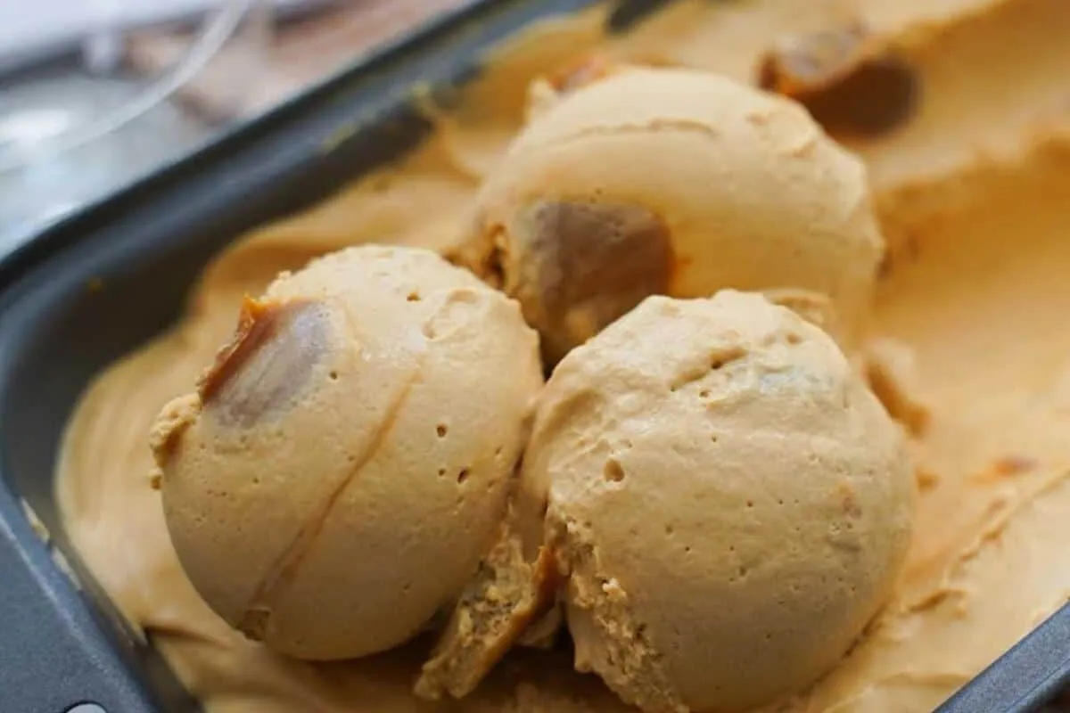 Sorvete de doce de leite super cremoso, uma receita econômica e refrescante para o verão