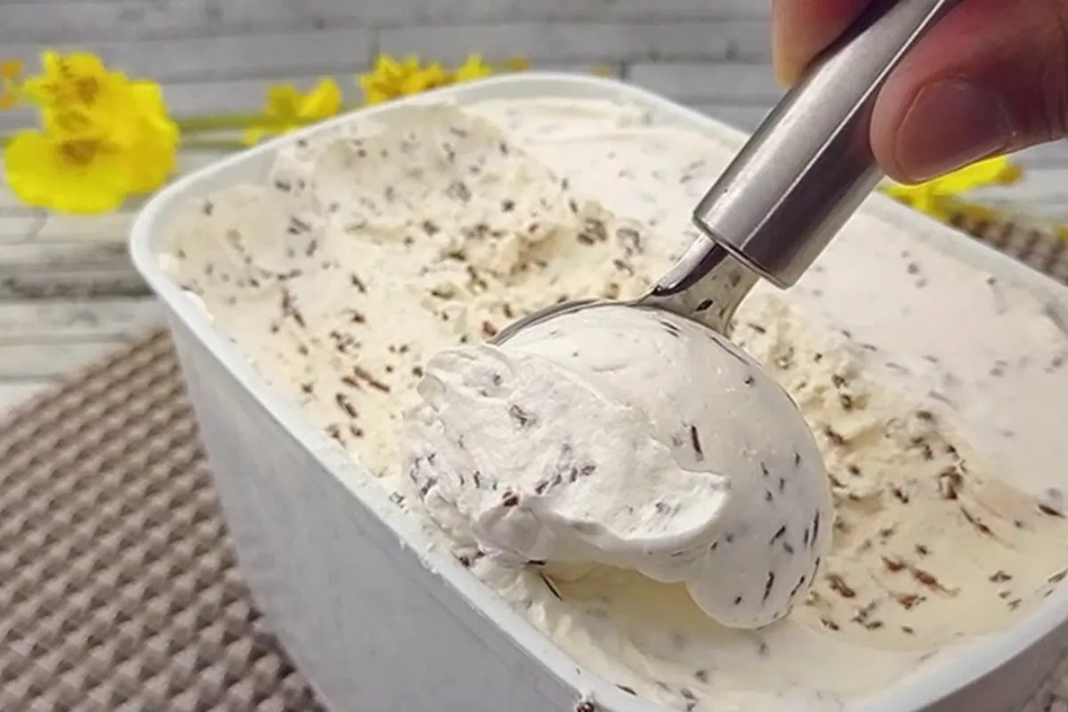 Sorvete de flocos cremoso, rápido e delicioso que você faz usando apenas 3 ingredientes