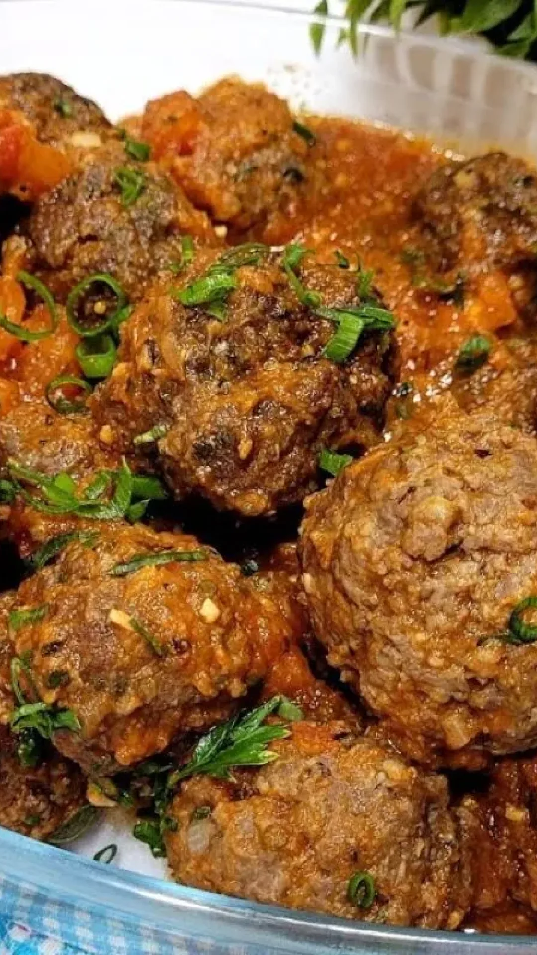 Almôndegas suculentas, feitas de um jeito especial, que ficam macias e com um molho incrível