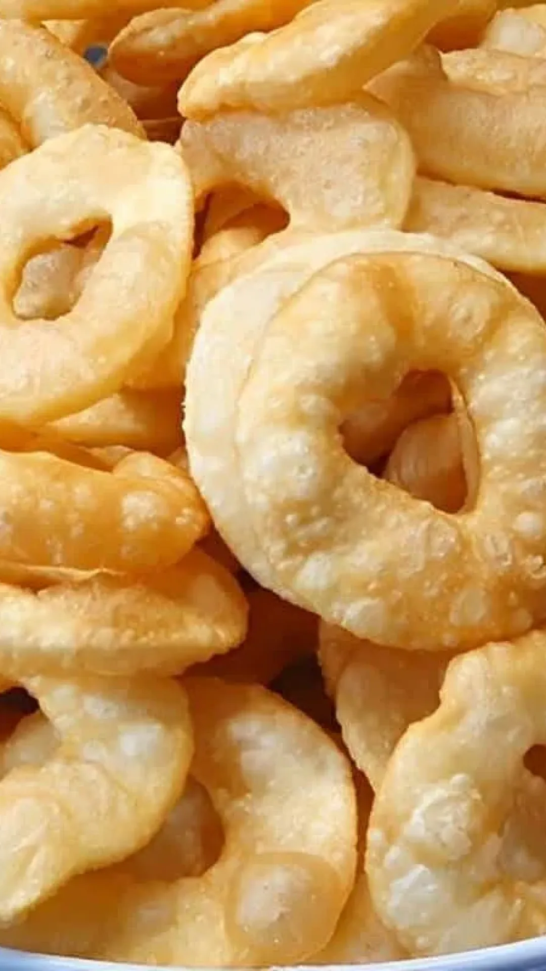 Apenas água sal e farinha formam esse salgadinho simples e prático de preparar