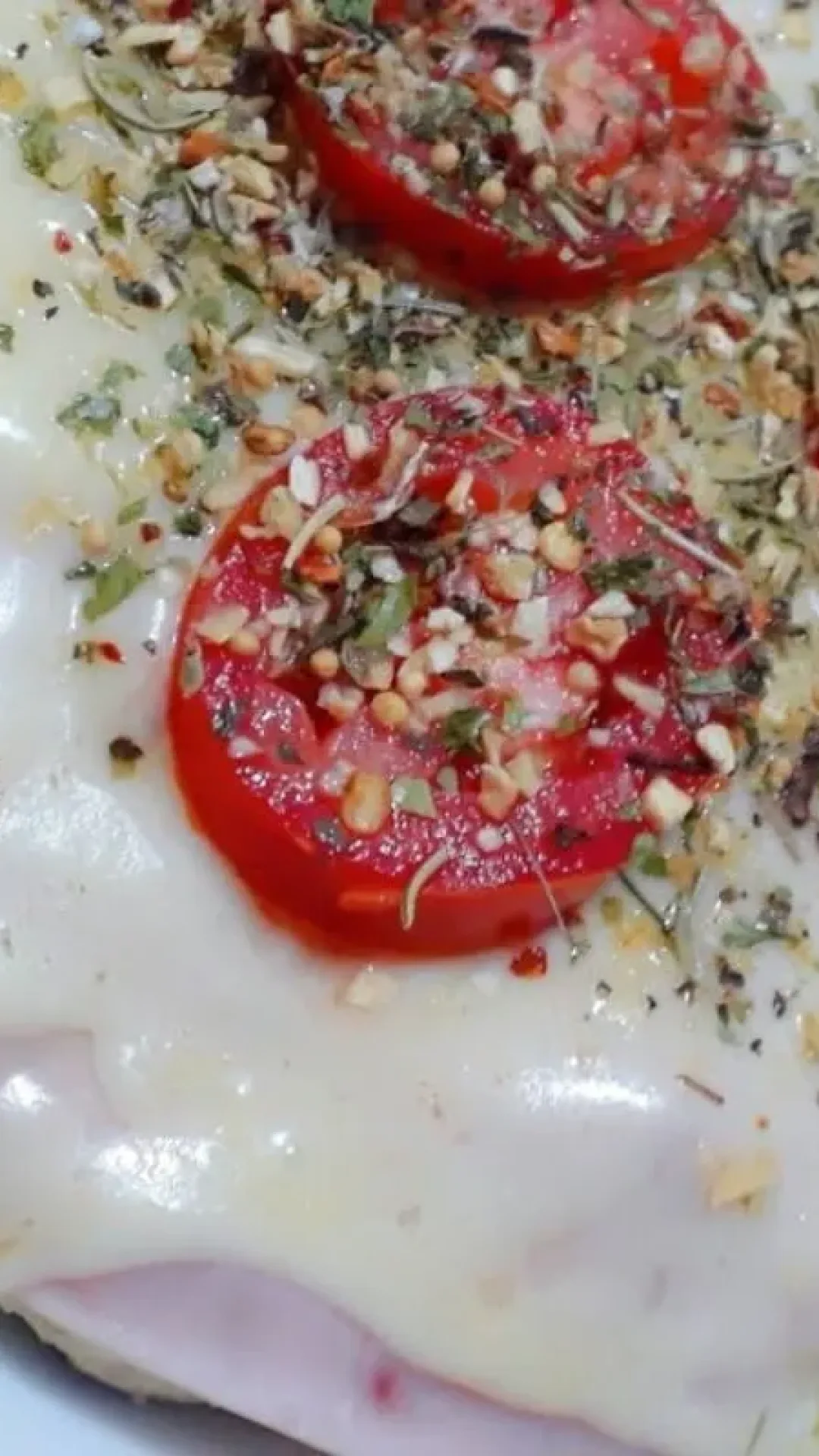Aprenda a fazer pizza de frigideira fit para substituir o seu jantar de um jeito saudável e rápido, com muito sabor