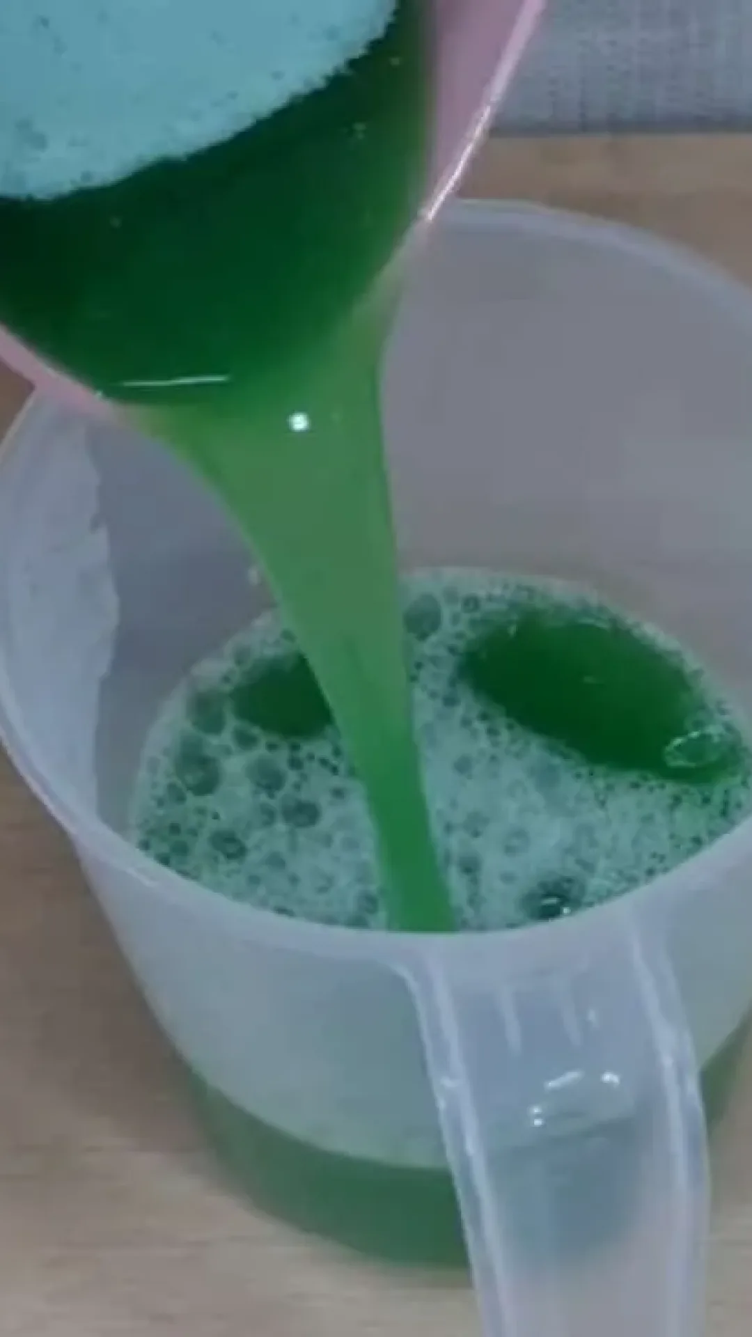 Aprenda a fazer um desinfetante caseiro concentrado super eficiente e perfumado