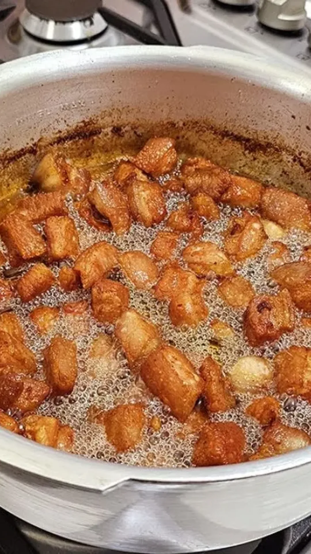 Aprenda a fazer um torresmo crocante e pururucado igual porção de boteco