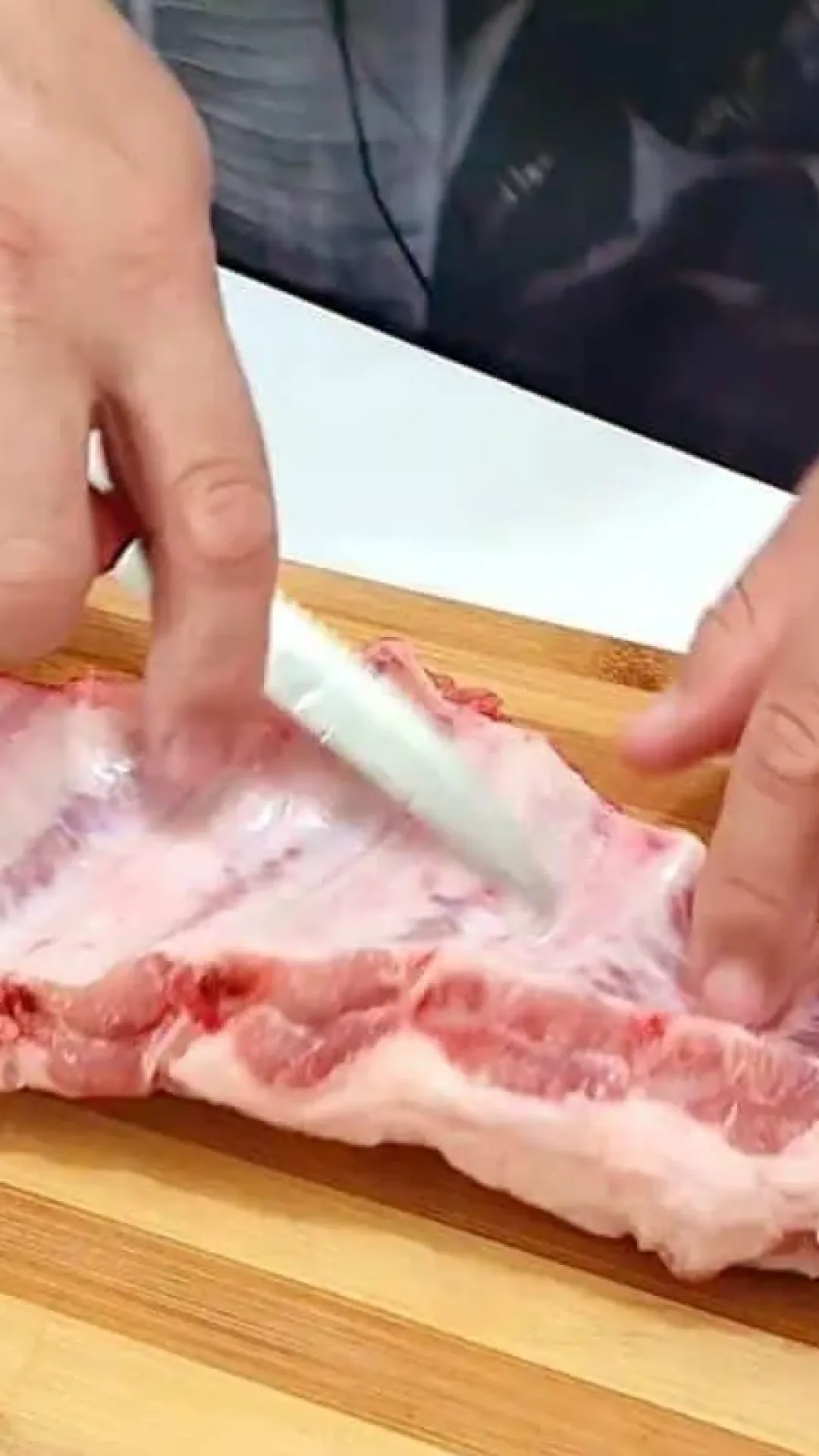 Aprenda a preparar costelinha suína assada de um jeito que você nunca viu