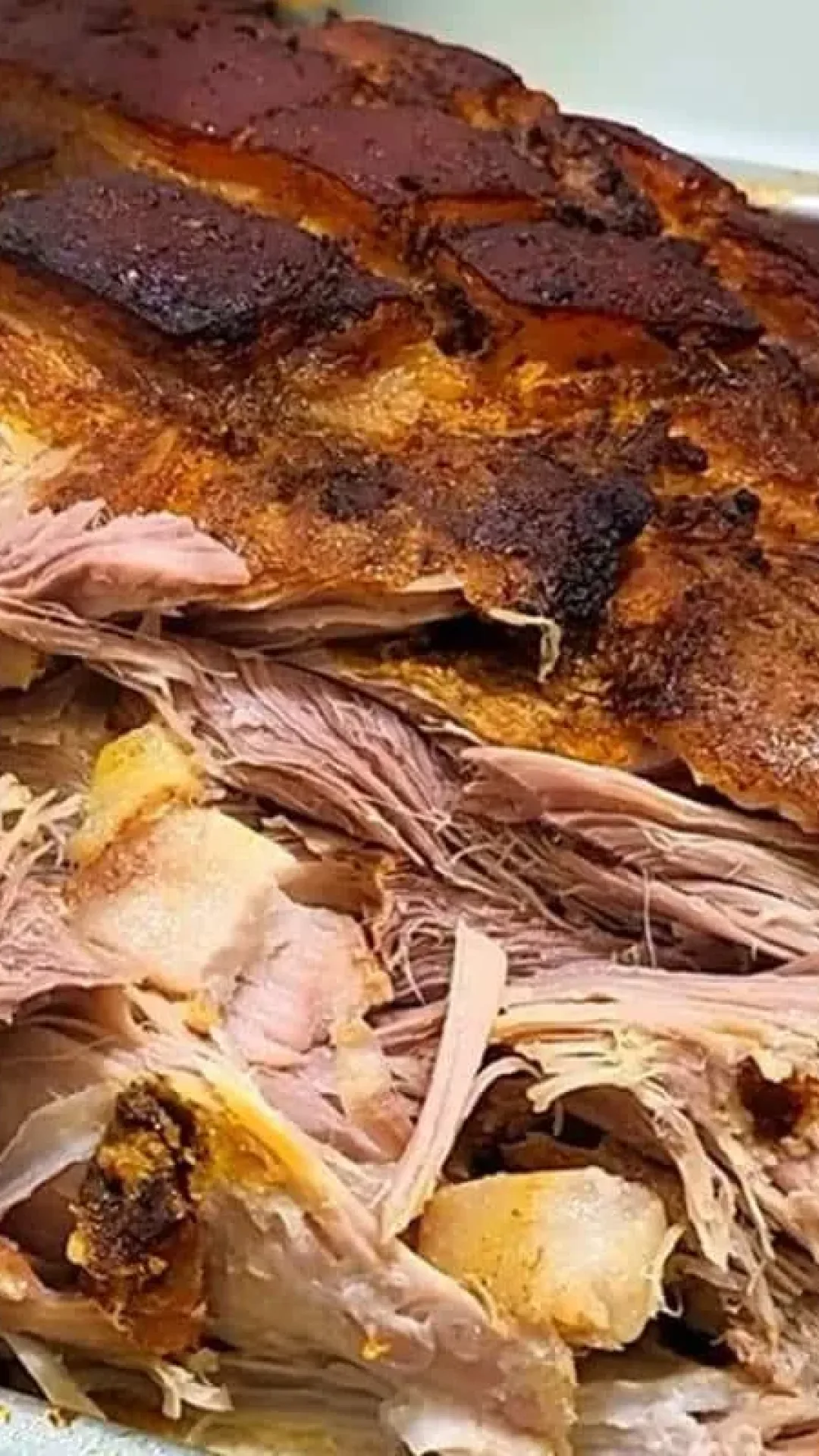 Aprenda hoje a fazer um pernil assado suculento e desmanchando para o almoço de domingo