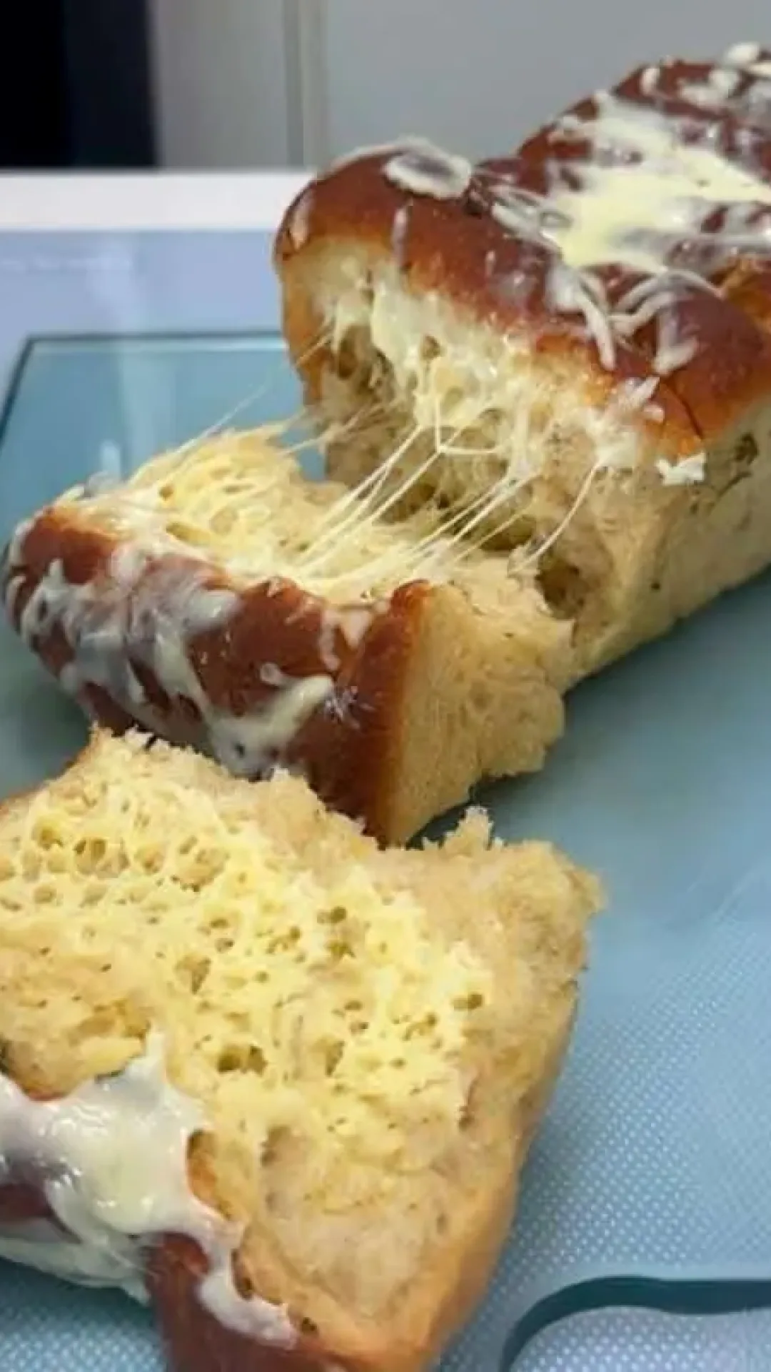 Aprendi a fazer um pão recheado que não vai ovo nem leite e fica delicioso