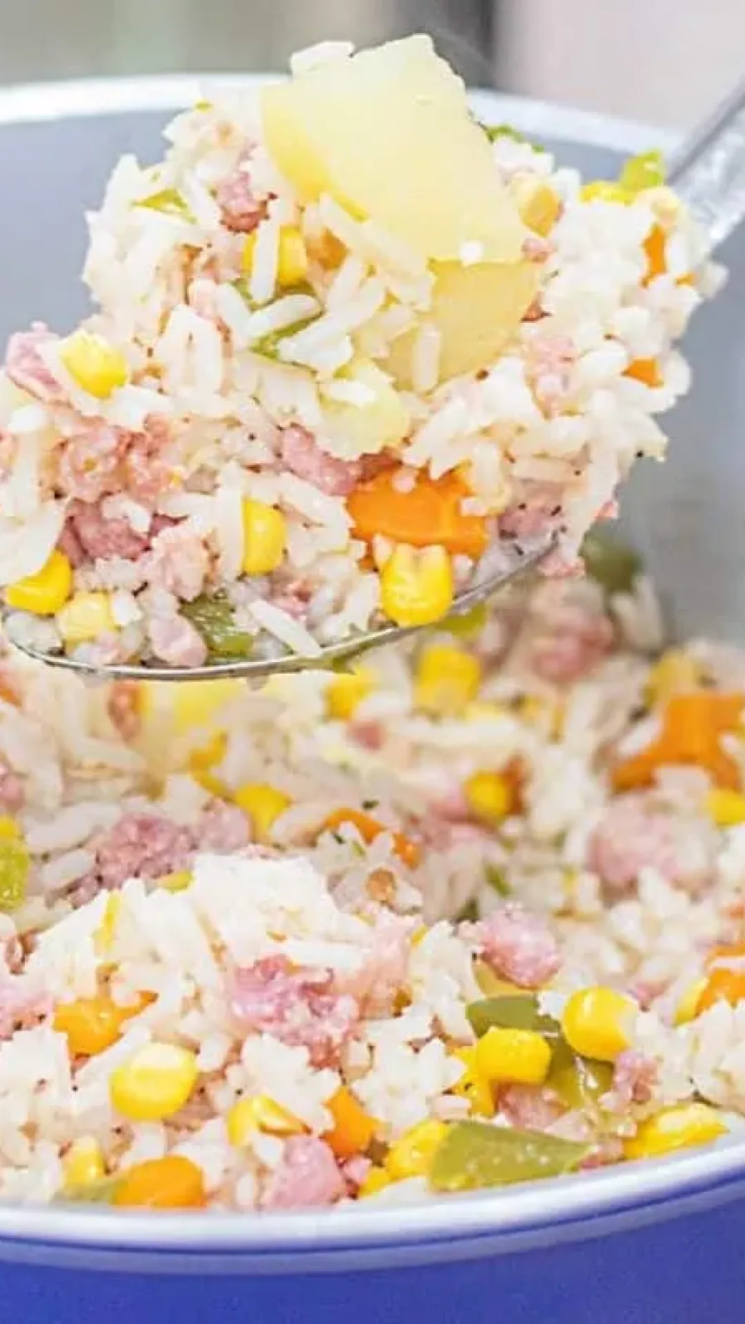 Arroz com linguiça toscana feito em uma única panela para você garantir um almoço rápido, suculento e cheio de sabor para toda a família