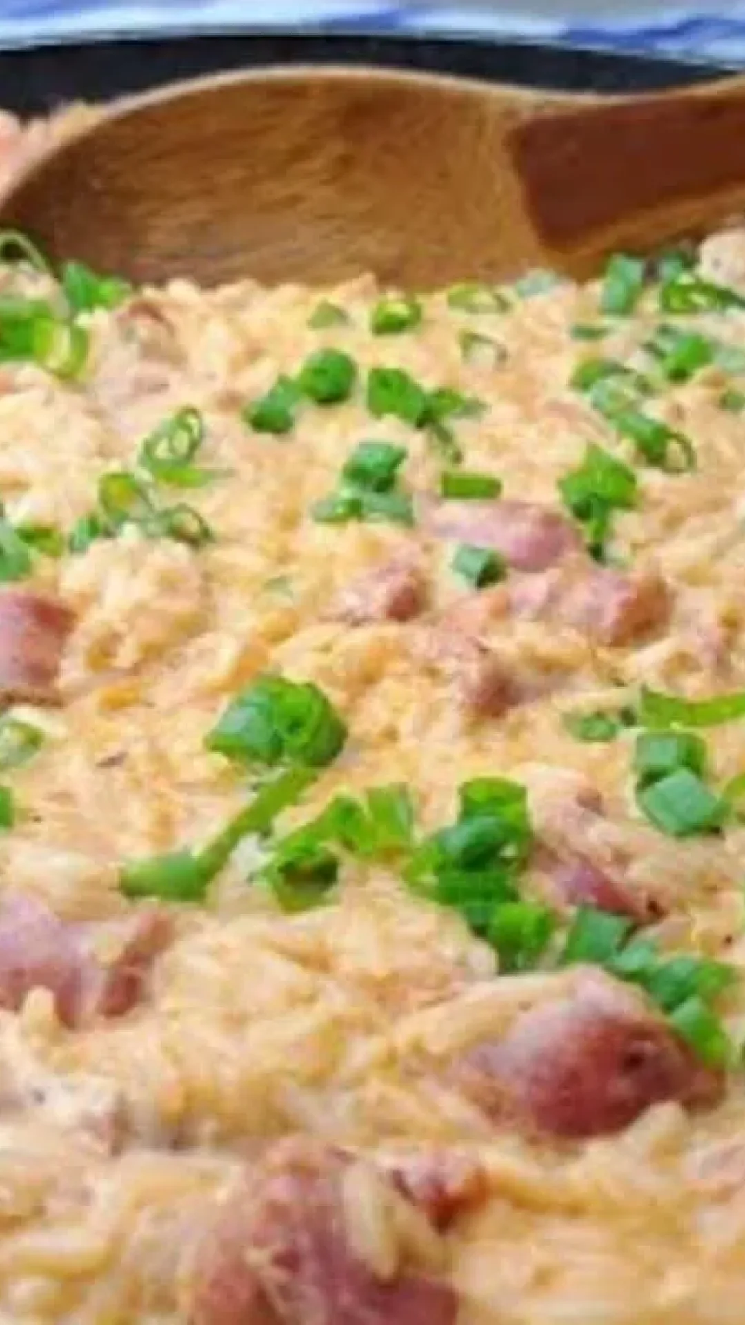 Arroz cremoso com linguiça para uma refeição rápida e saborosa no seu jantar de fim de ano
