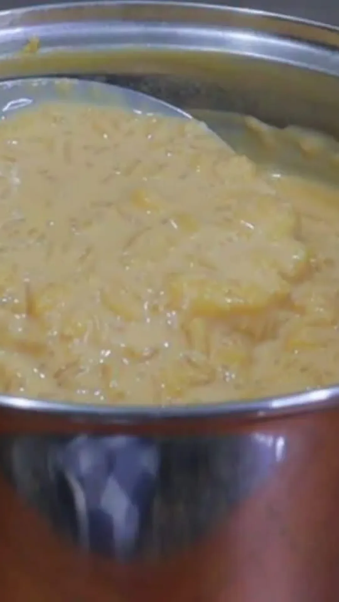 Arroz doce com leite em pó caramelizado que fica muito cremoso e com aquele gostinho de infância