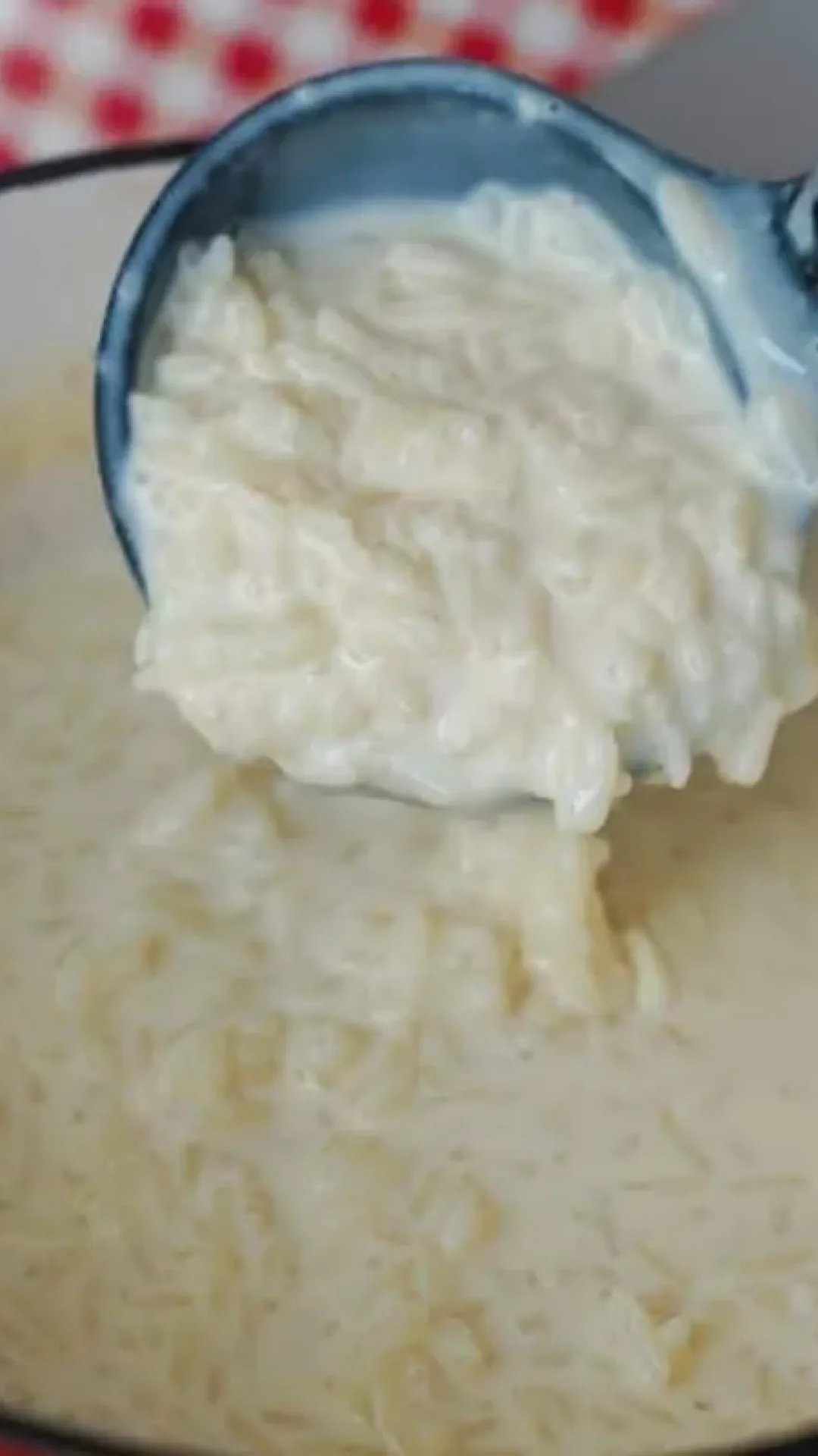 Arroz doce tradicional super cremoso e muito fácil de fazer para o seu café da tarde