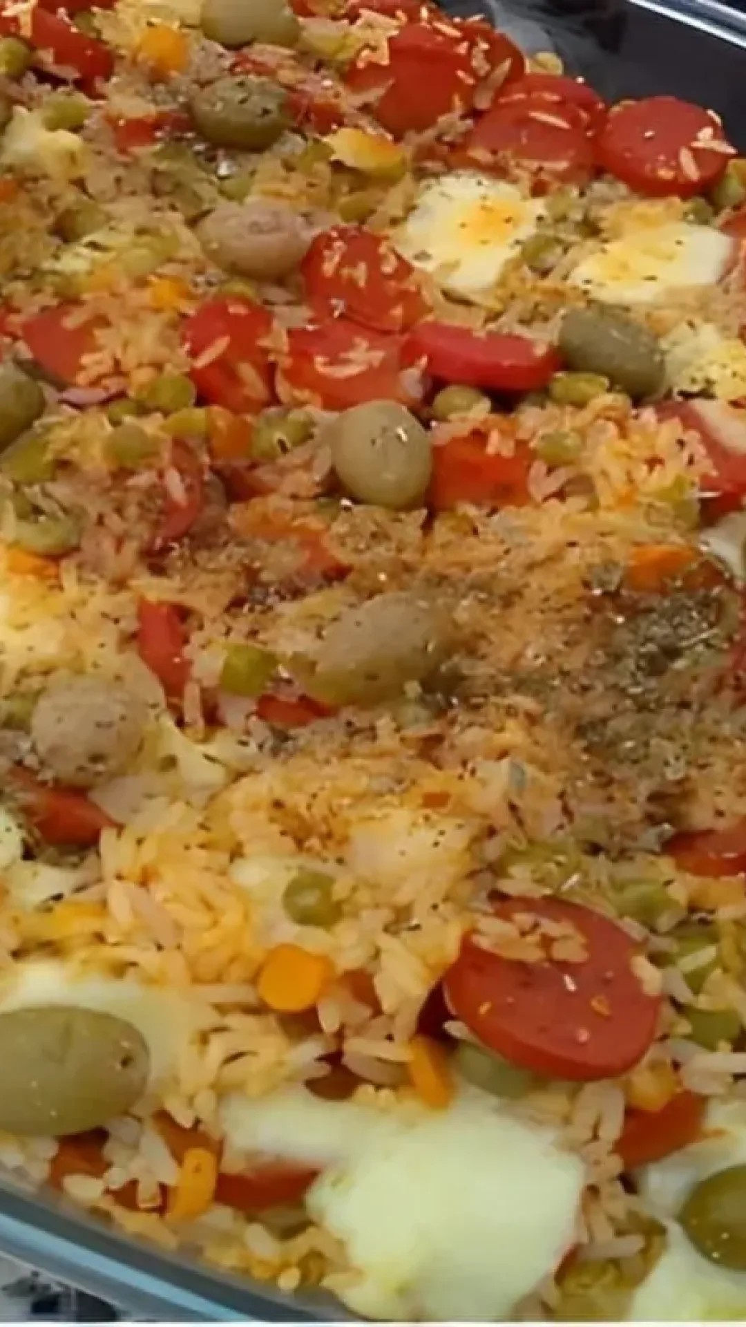 Arroz temperado recheado com azeitona ovo e salsicha uma delícia para qualquer dia