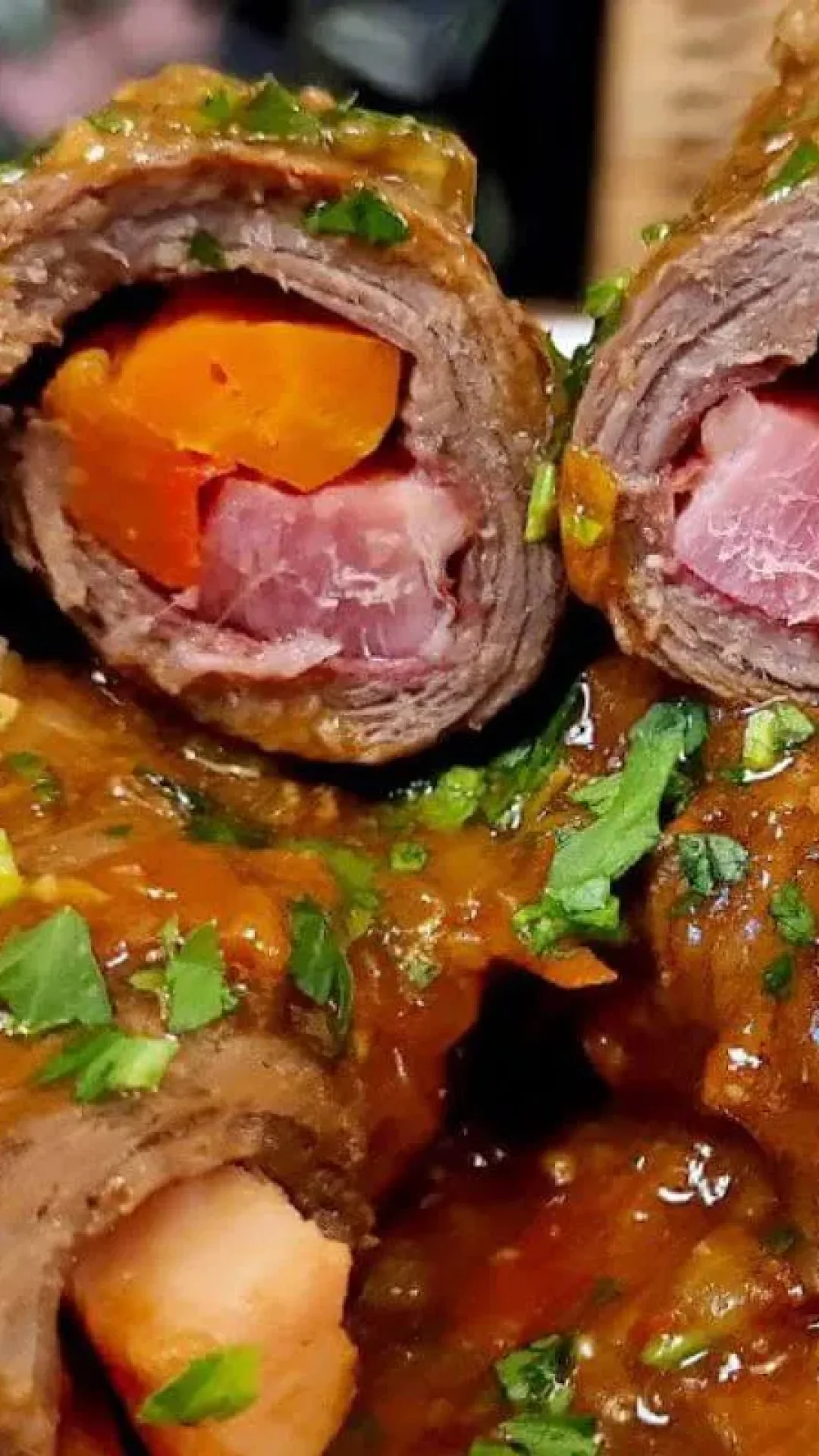 Bife a rolê bem recheadinho e com um molho perfeito para deixar ele bem molhadinho