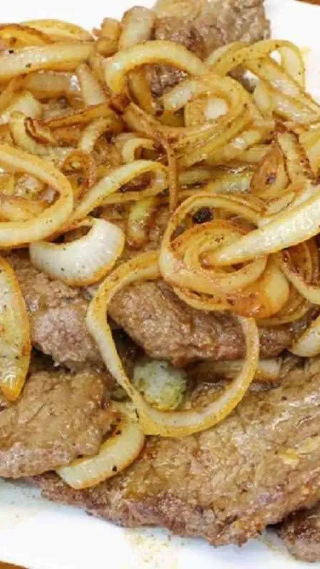 Bife acebolado de um jeito que vai te fazer lembrar do almoço na casa da sua avó