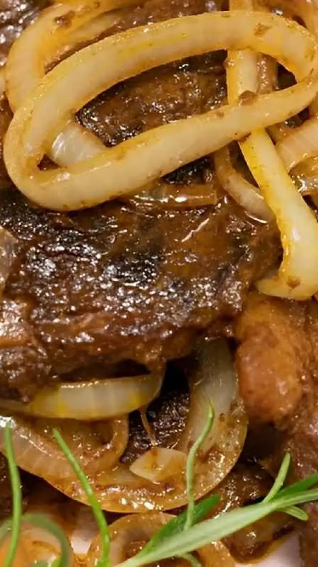 Bife acebolado na panela de pressão macio delicioso e fácil de fazer