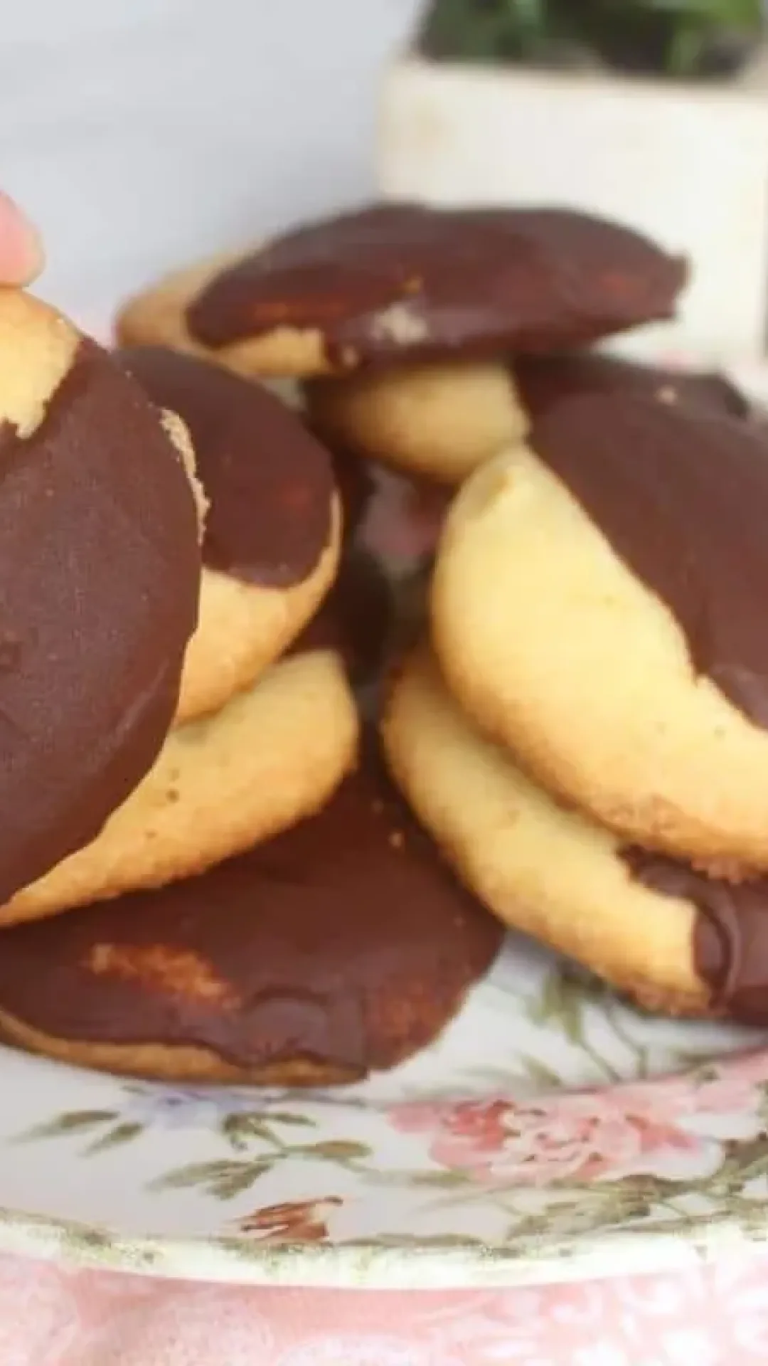 Biscoito amanteigado com casquinha de chocolate: desmancha na boca e não dá trabalho de fazer