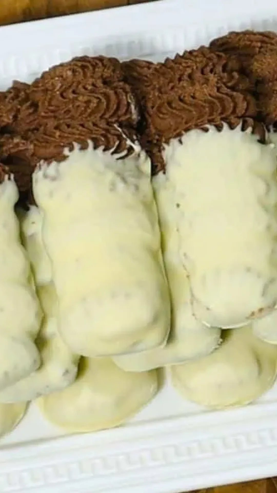 Biscoito amanteigado com chocolate que derrete na boca e dá vontade de comer o dia todo