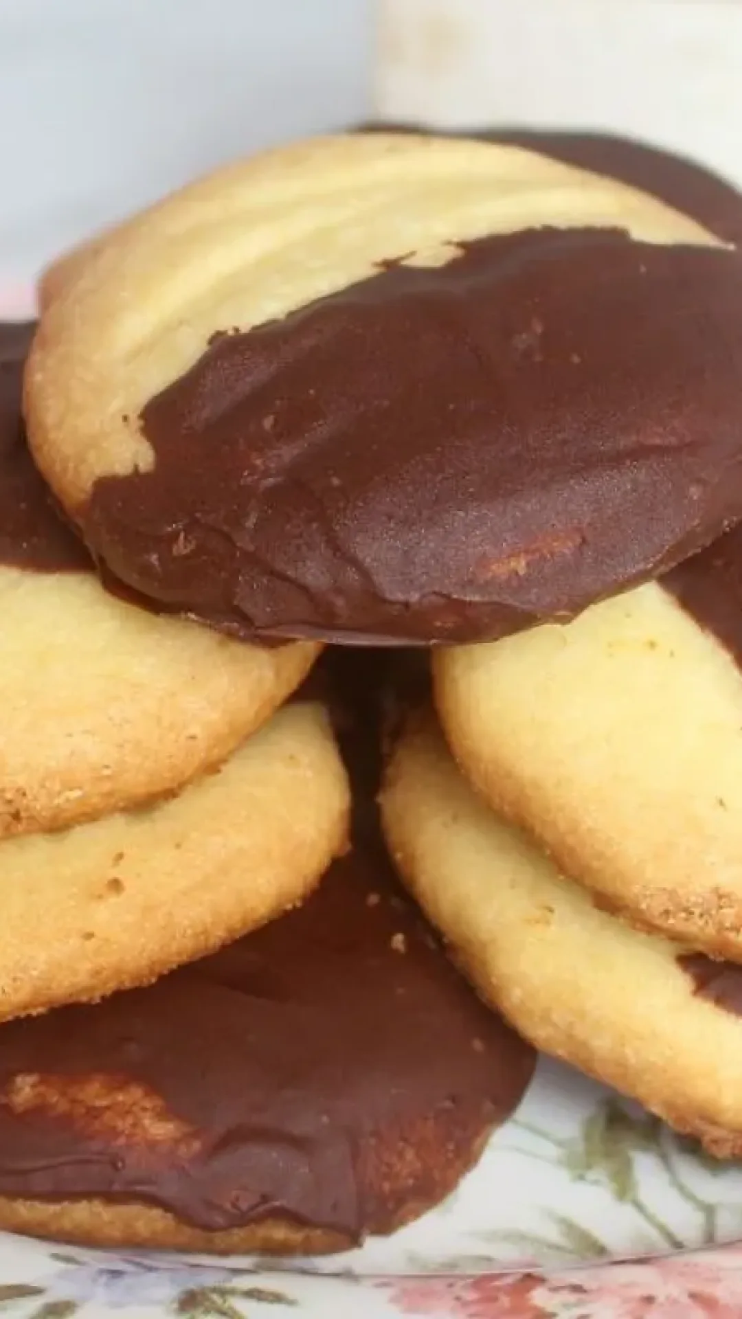 Biscoito amanteigado que derrete na boca e é perfeito para acompanhar o seu café da tarde