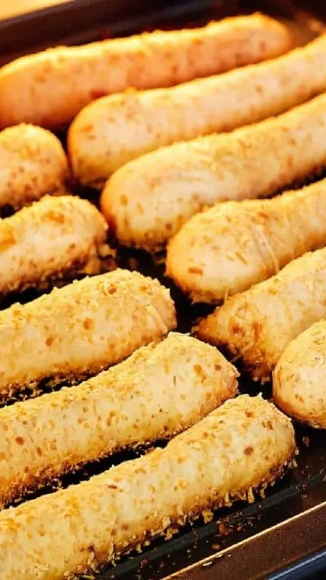 Biscoito de parmesão assado para servir um lanche da tarde diferente para sua família