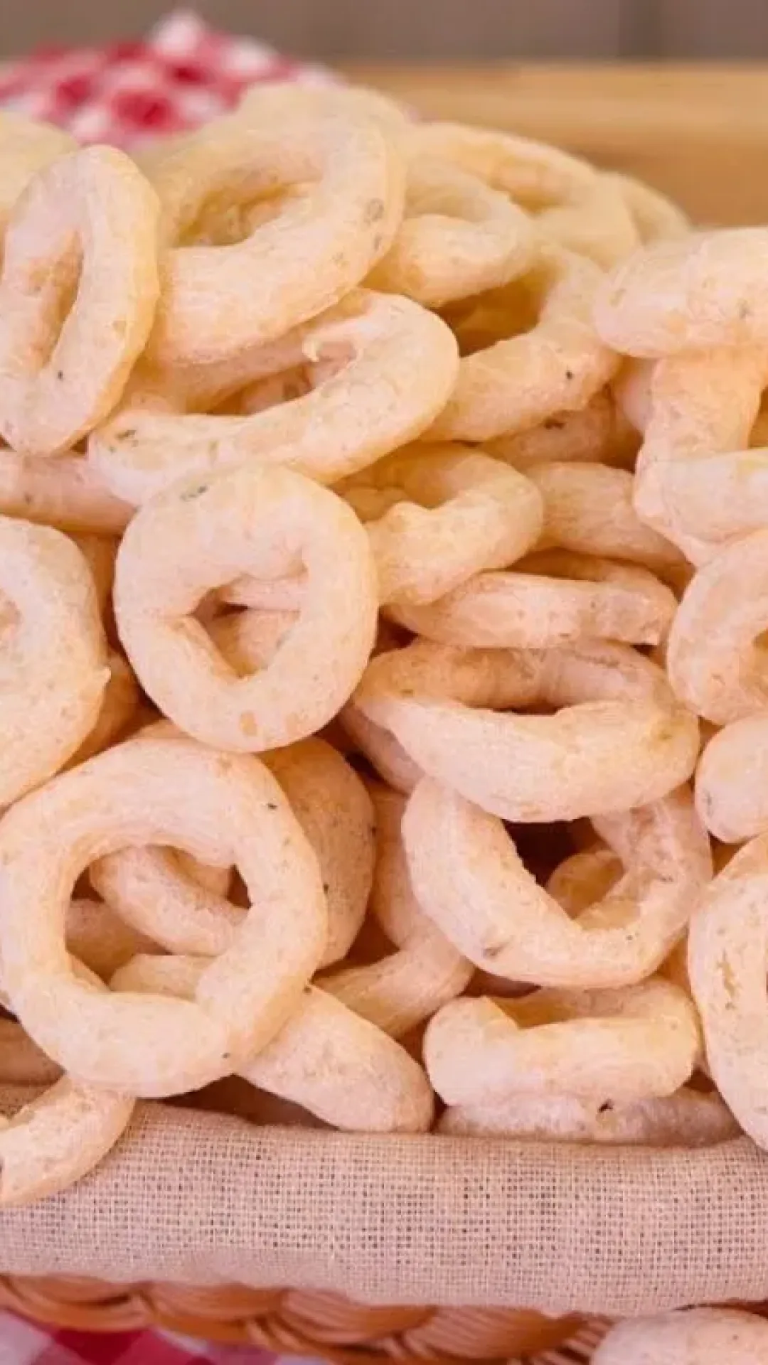 Biscoito de polvilho temperado: fica com um gosto delicioso para apreciar com um cafezinho