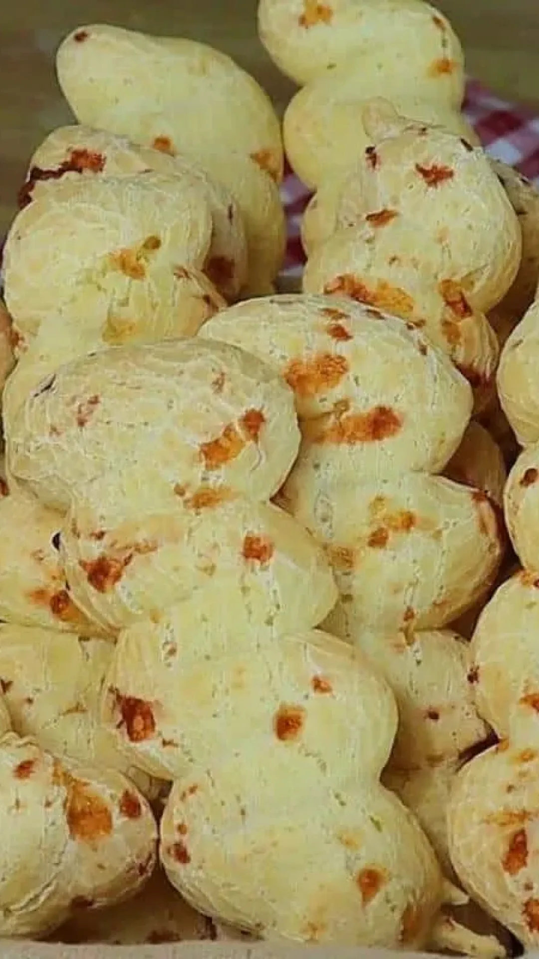 Biscoito de queijo crocante da vovó para servir com café na hora do lanche