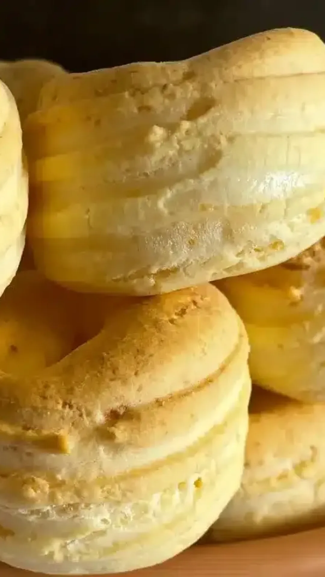 Biscoito de queijo fofinho feito com iogurte, uma receita que cresce demais no forno e fica divina