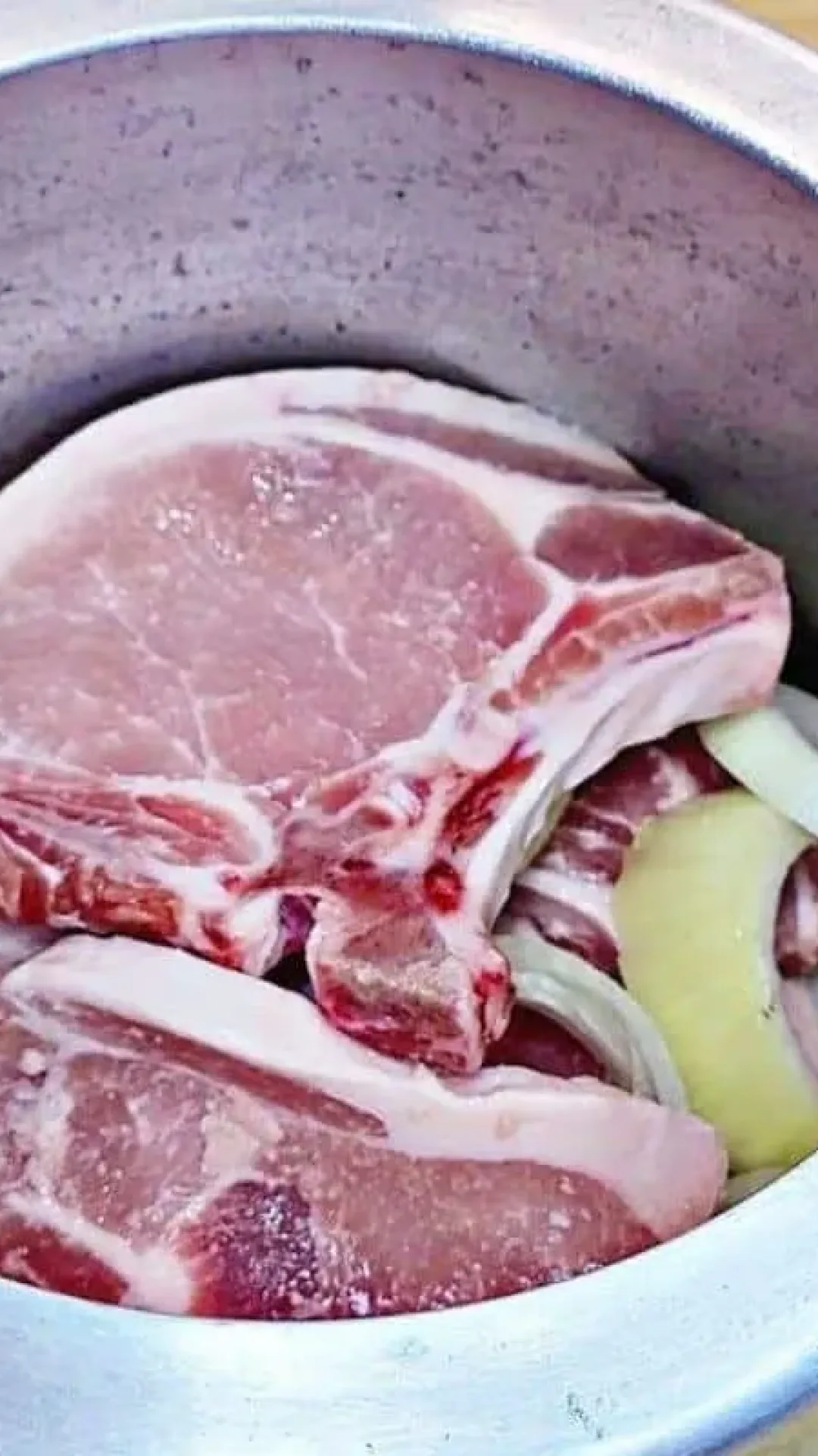 Bisteca de porco na pressão um acompanhamento barato e fácil para seu almoço de ano novo