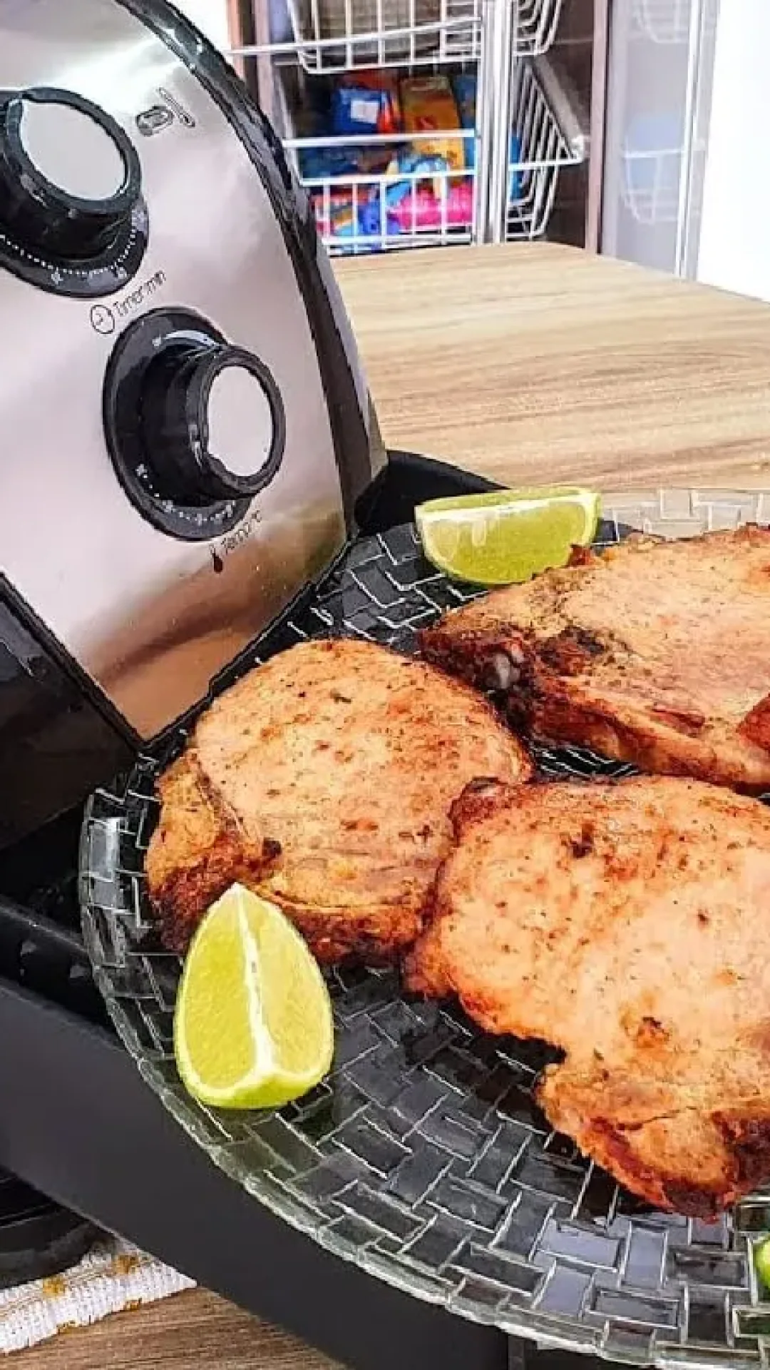 Bisteca suína muito suculenta feita na air fryer sem sujeira de gordura no seu fogão
