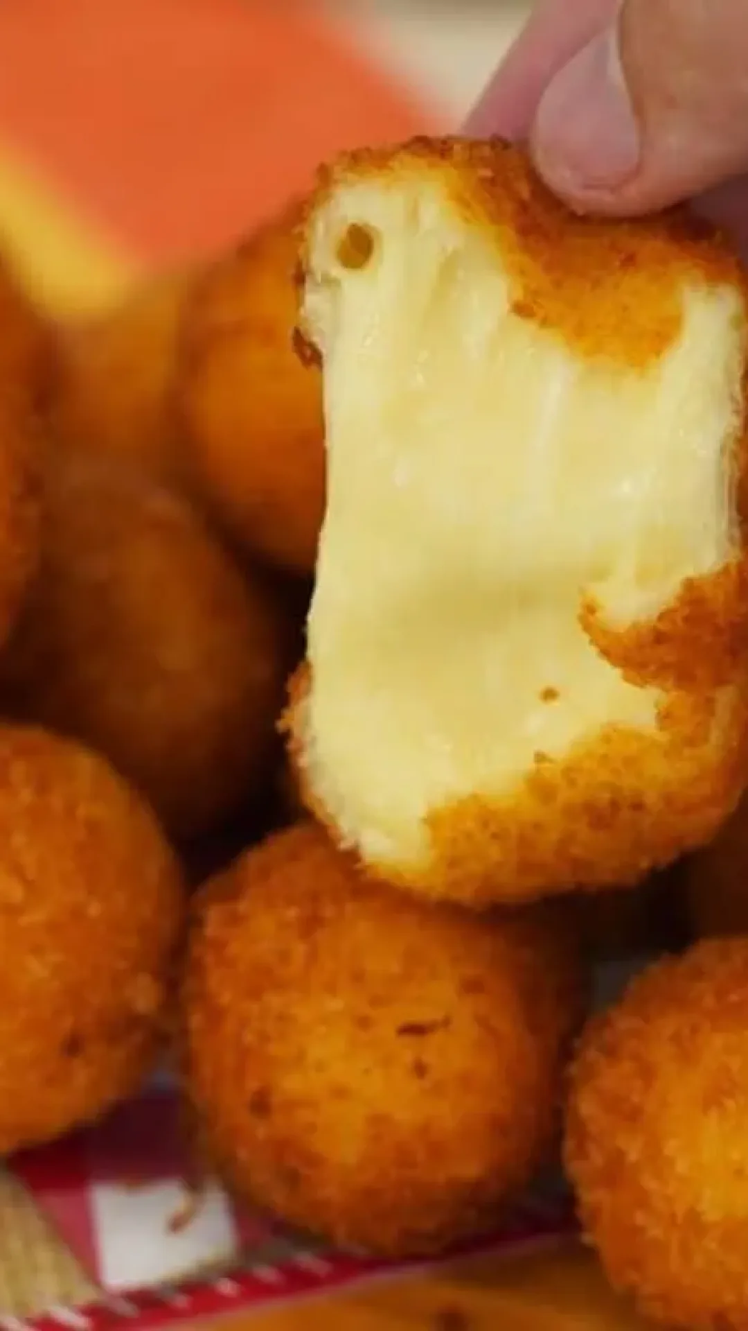 Bolinha de queijo com apenas 3 ingredientes, fácil de preparar e fica pronta em minutos