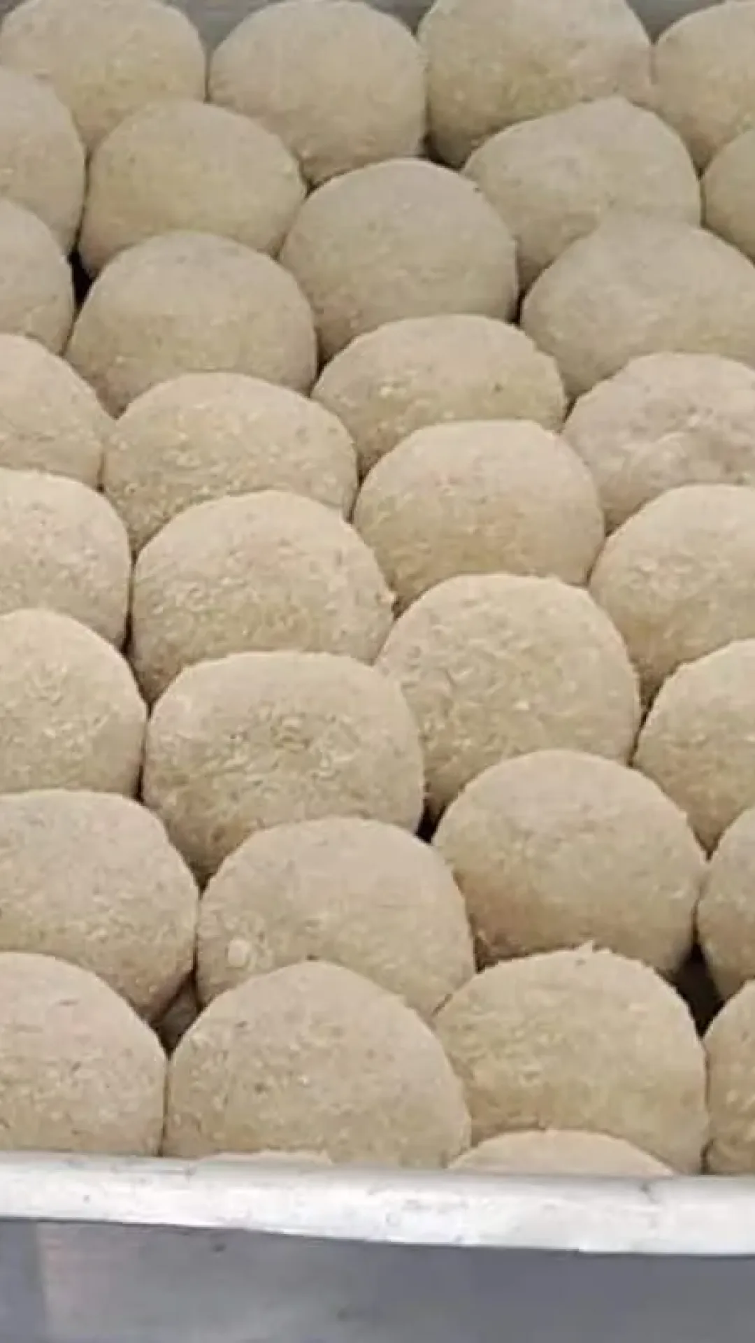 Bolinha de queijo para festas: massa fácil que derrete o queijo por dentro e rende muito