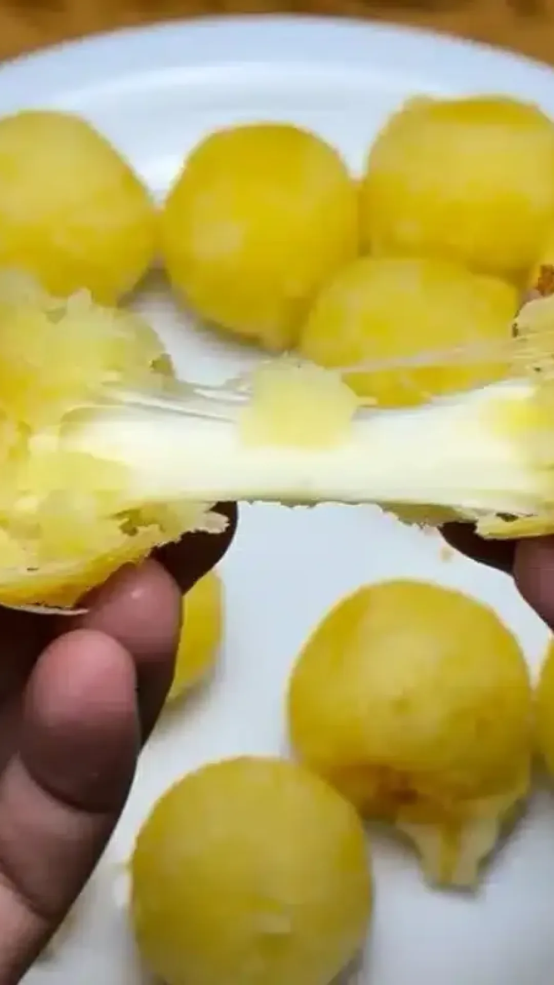 Bolinha de queijo que aprendi com uma salgadeira profissional: só 2 ingredientes