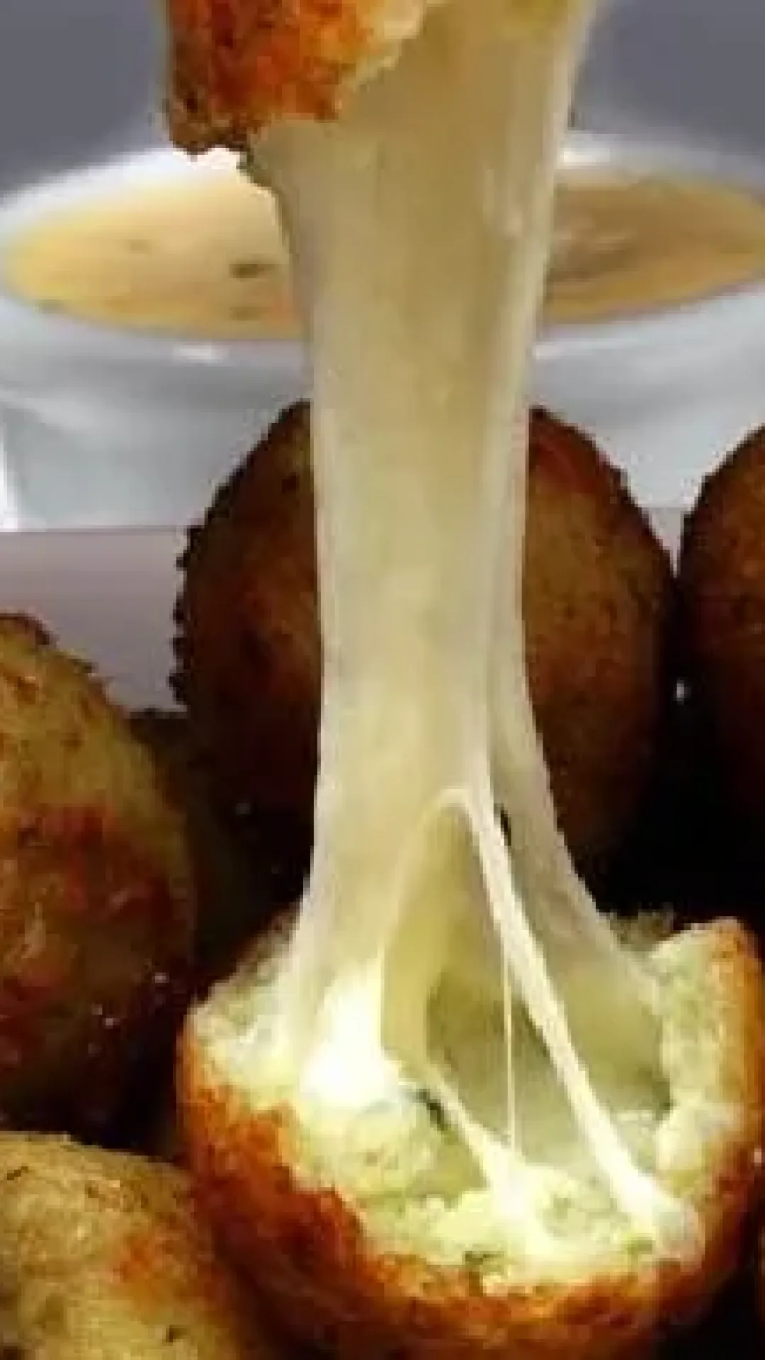 Bolinho de Arroz Assado Recheado com Queijo