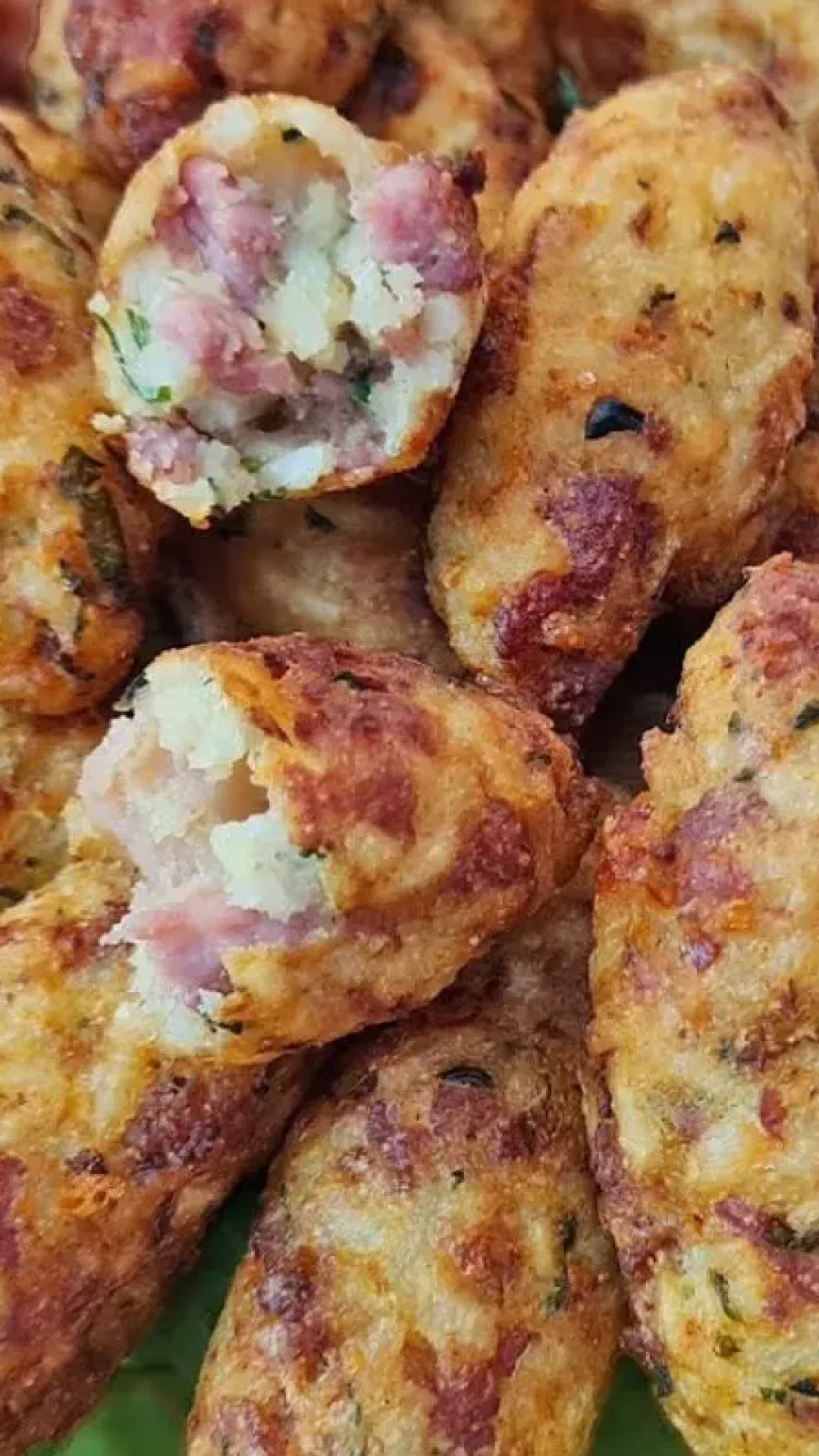 Bolinho de arroz com linguiça crocante por fora e super suculento por dentro igual ao de boteco