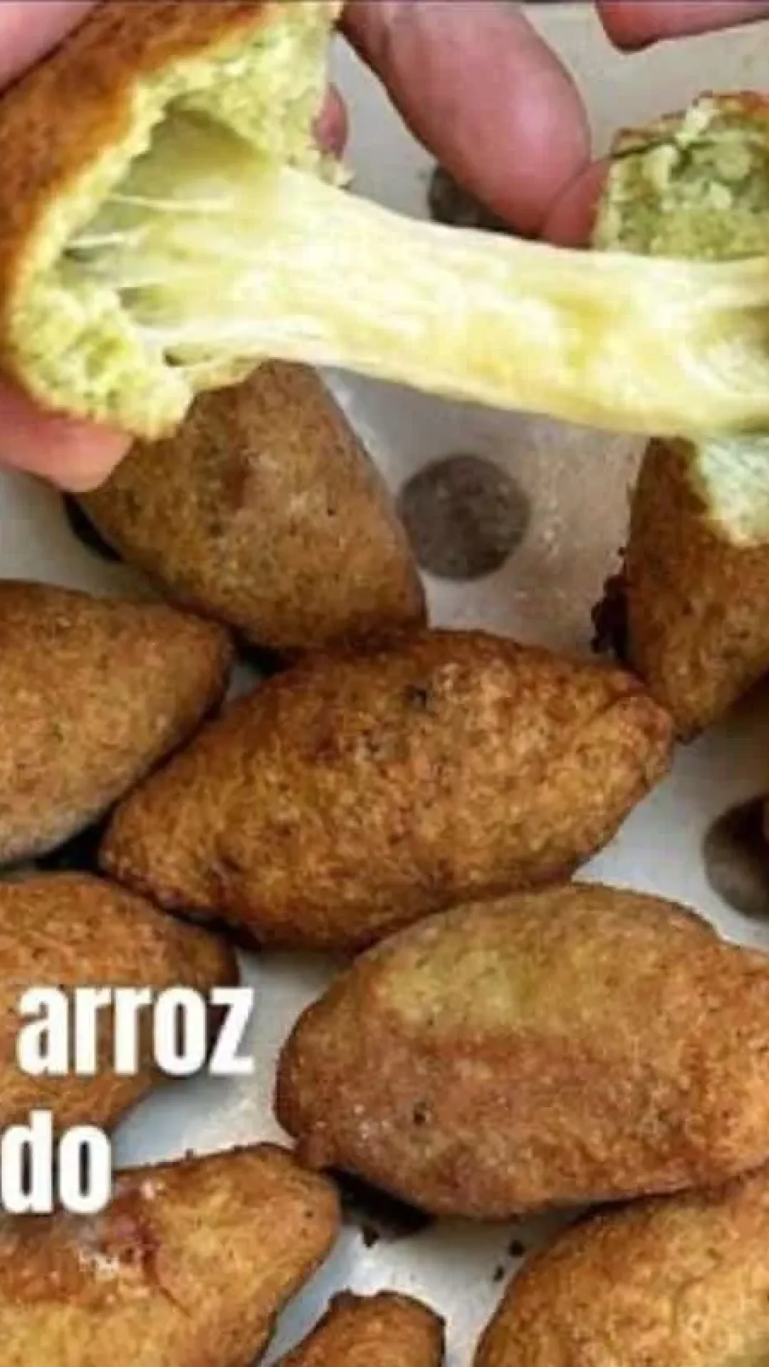 Bolinho de arroz com queijo: sequinho e gostoso igual porção de lanchonete