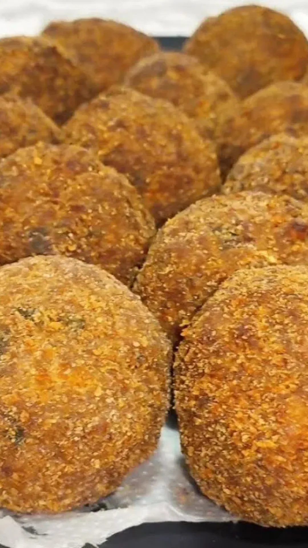 Bolinho de carne crocante e suculento por dentro: parece porção de lanchonete chique