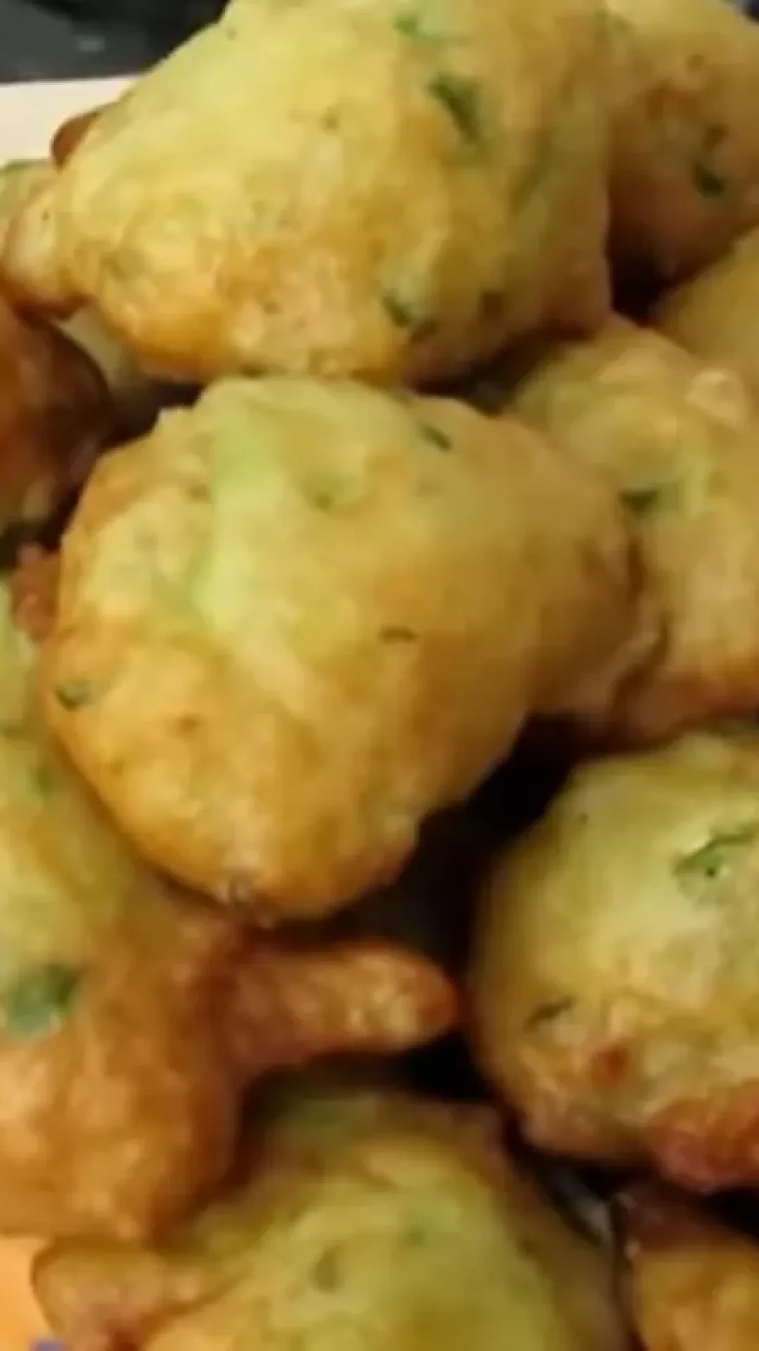 Bolinho de chuchu bem temperadinho e saboroso para acompanhar qualquer refeição