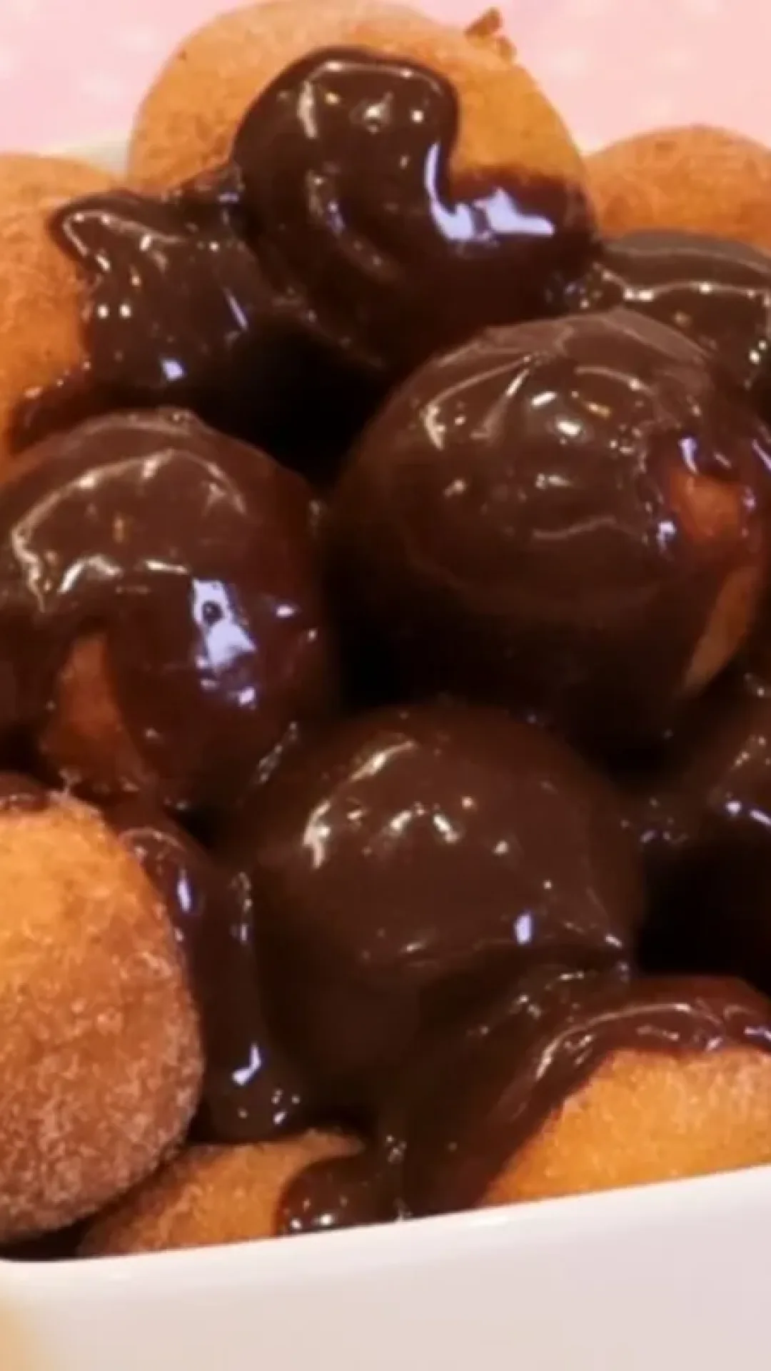 Bolinho de chuva com calda de chocolate, fofinho e perfeito para agora no café da manhã